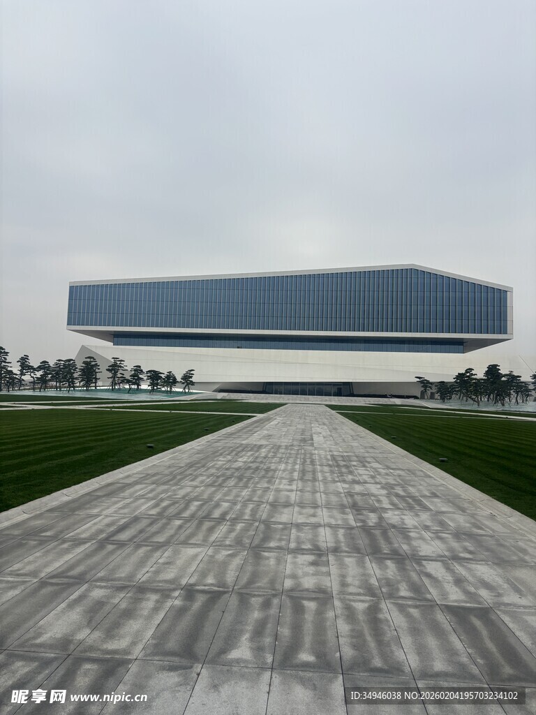 现代建筑前的宽阔步道