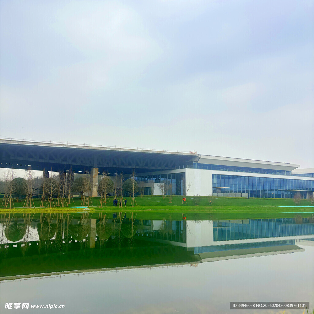 现代建筑旁的静谧水景