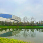 湖畔工厂倒影风景如画