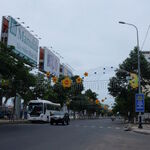 越南街道装饰着节日彩灯