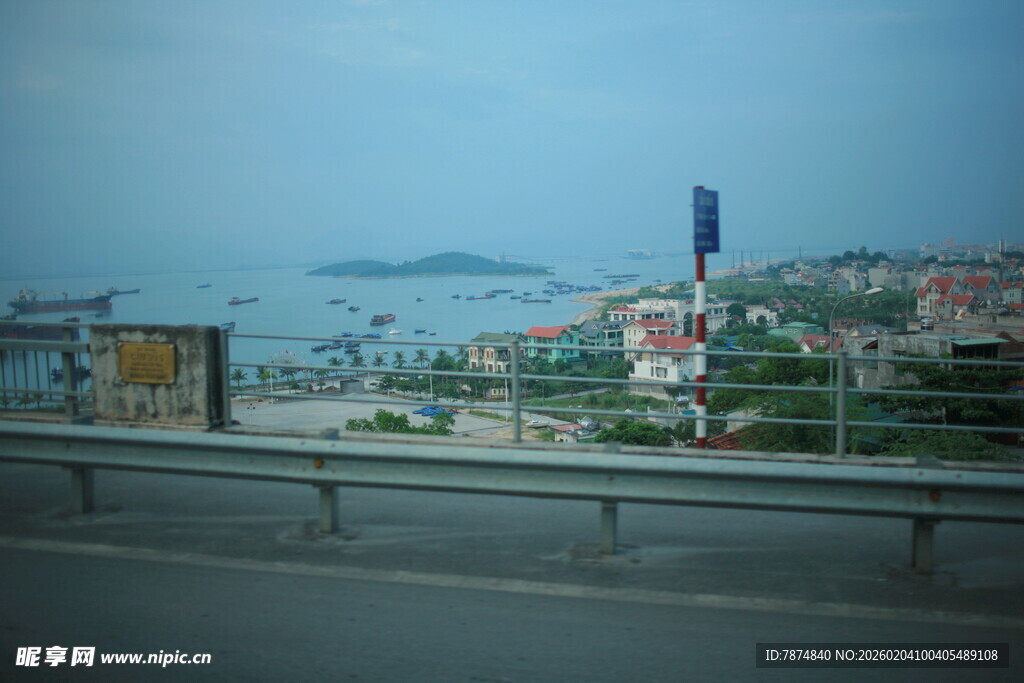 越南公路视角下的海滨城市风光