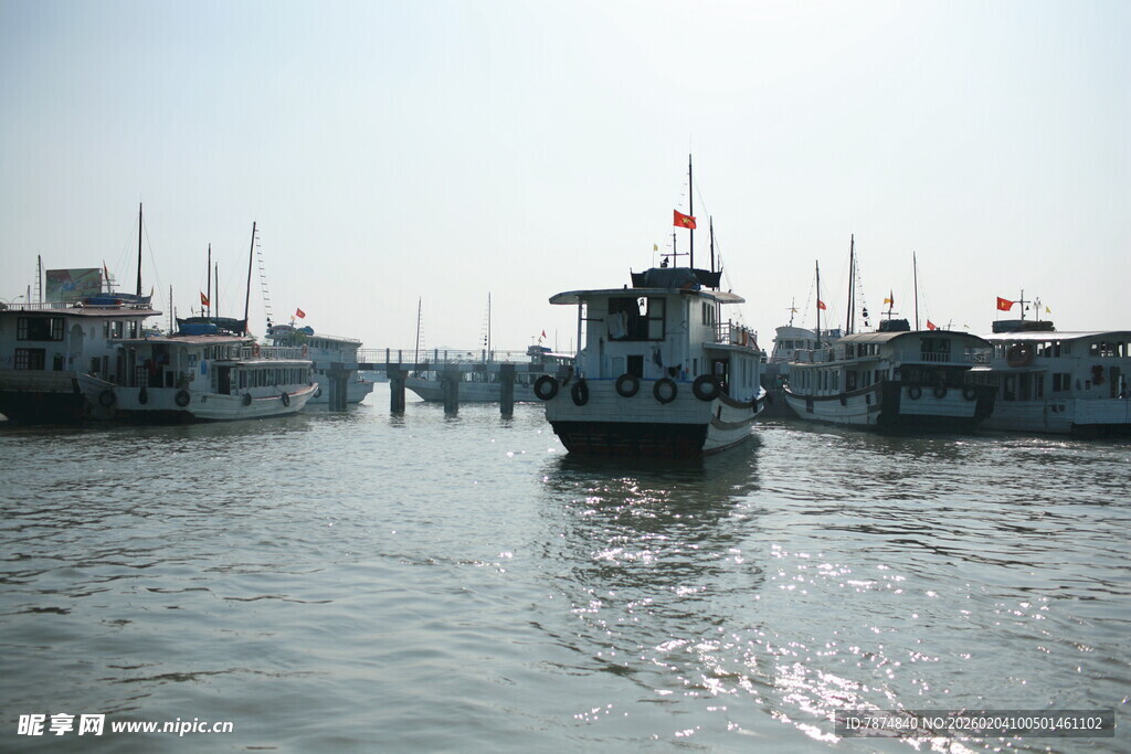 越南港口停泊的多艘船只