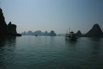 越南山水间的船只美景