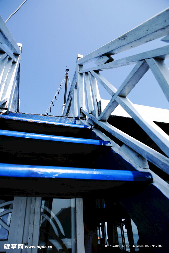 越南工业风金属结构桥梁