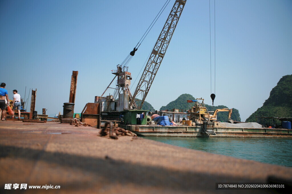 越南河边施工场景