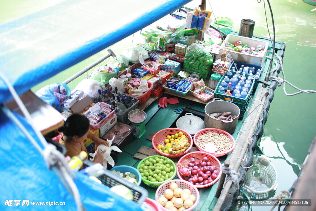 越南河上小船的缤纷水果摊