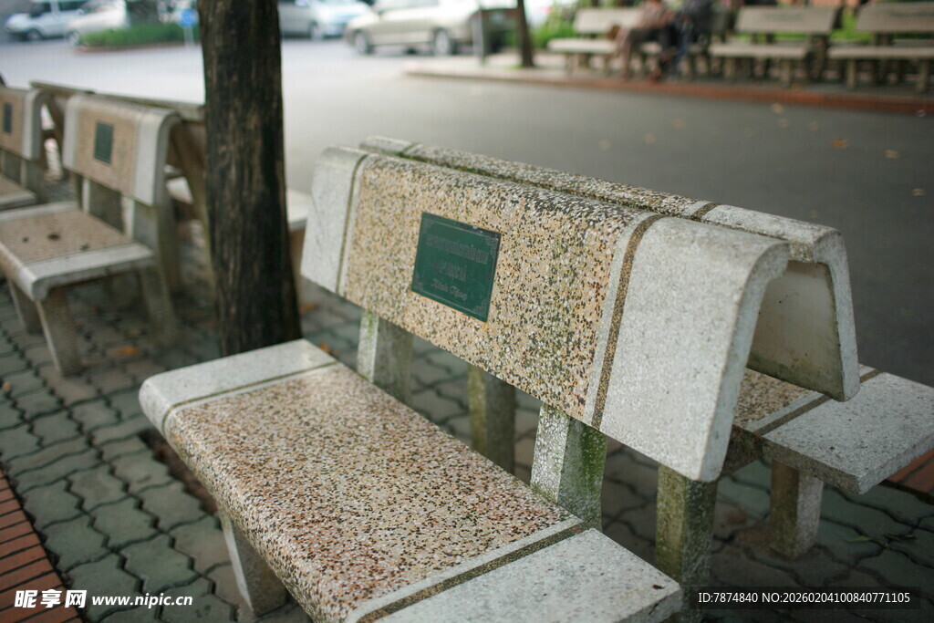 越南街边特色马赛克装饰长椅