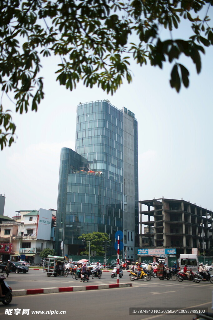 越南城市中现代化高楼与街道