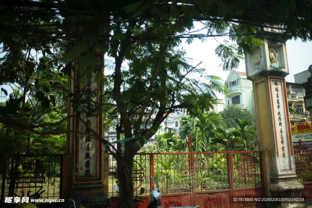 越南绿树环绕的院落入口