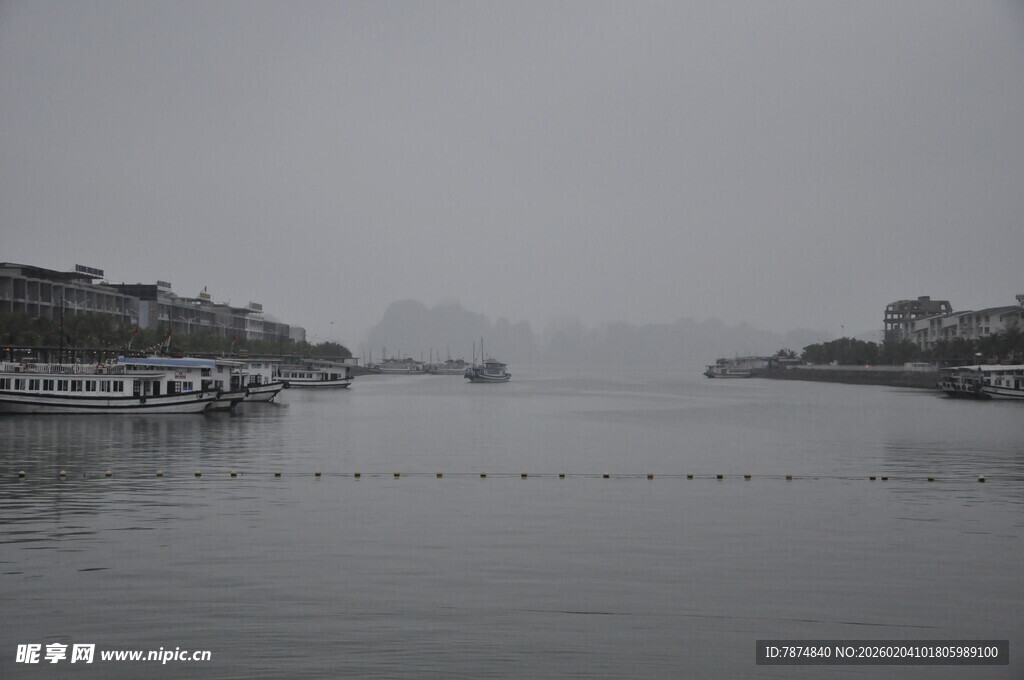 越南雾中江畔景色