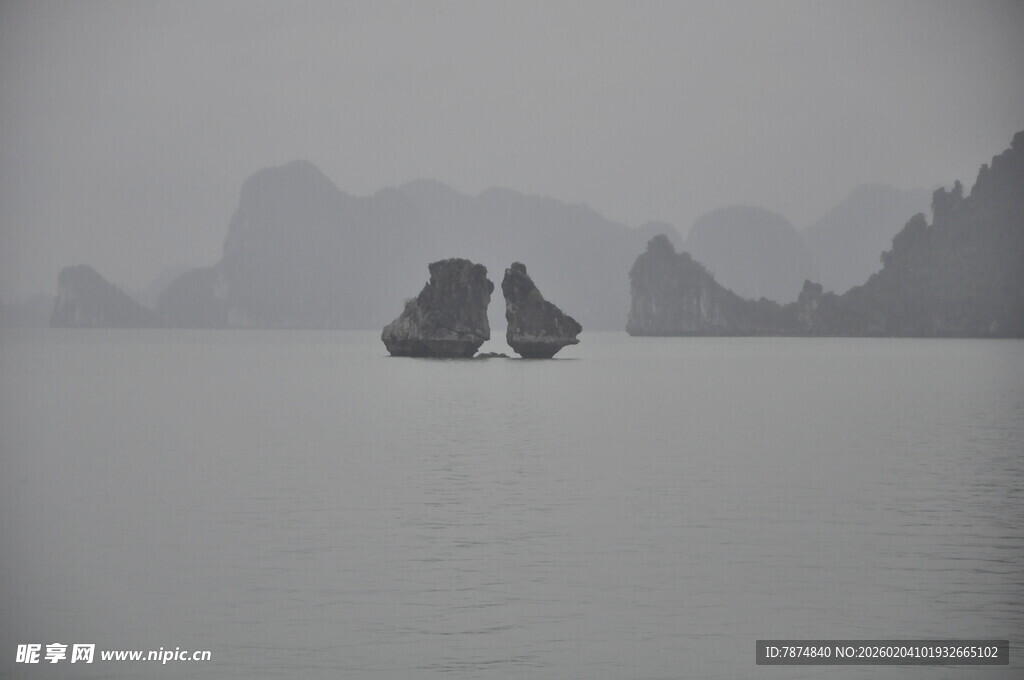 越南雾中漓江帆船景色