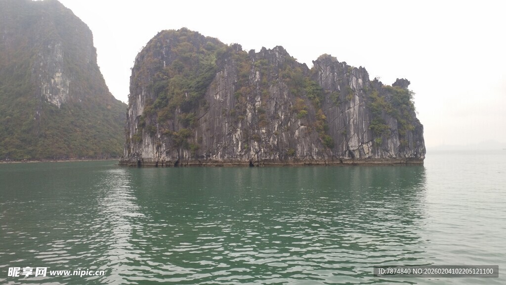越南海上奇峰 碧绿水域景观