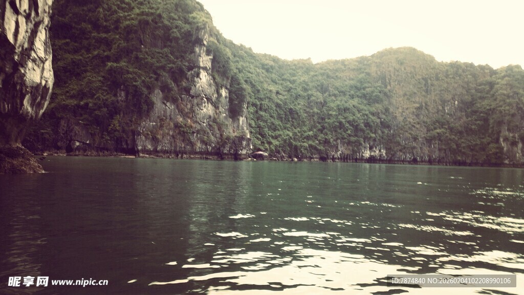 越南宁静山水间的碧绿湖面