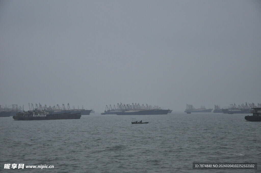 越南雾中江面船只景象