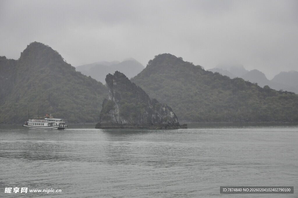 越南烟雨笼罩下的山水景致