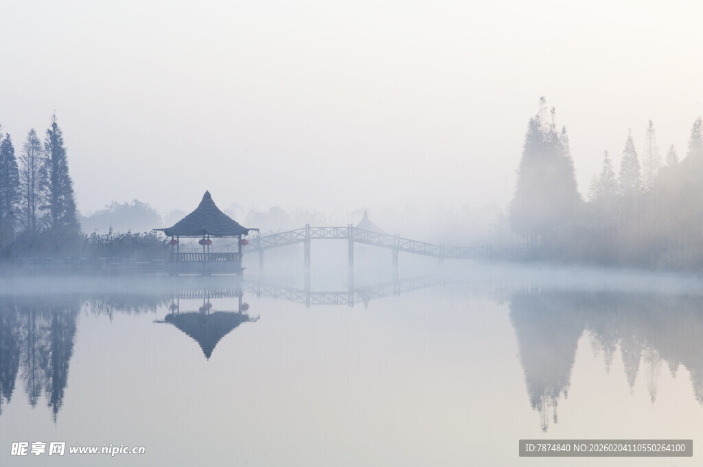 雾中湖畔亭景
