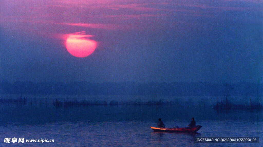 夕阳下湖面小船美景