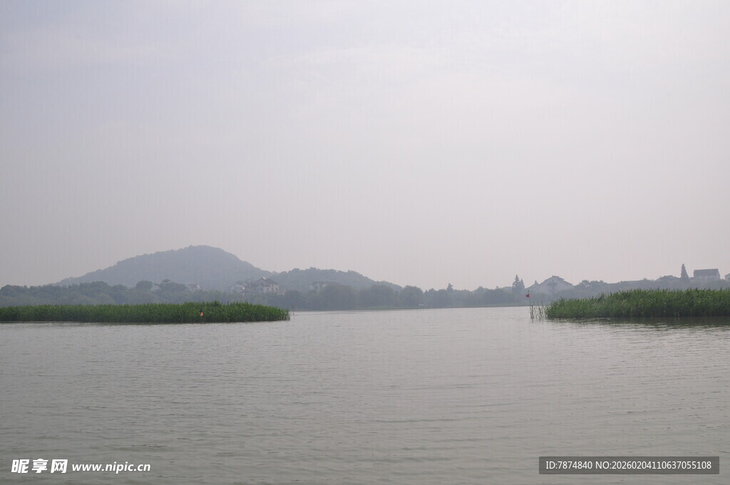 宁静湖景与远处山峦
