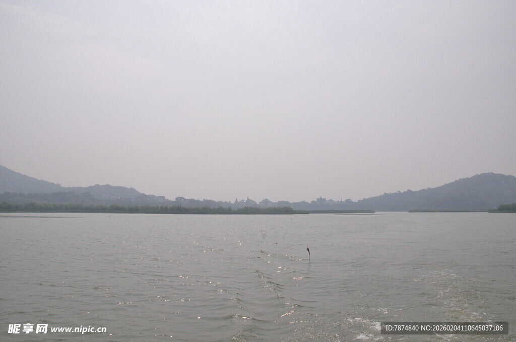 宁静湖面与远处山峦