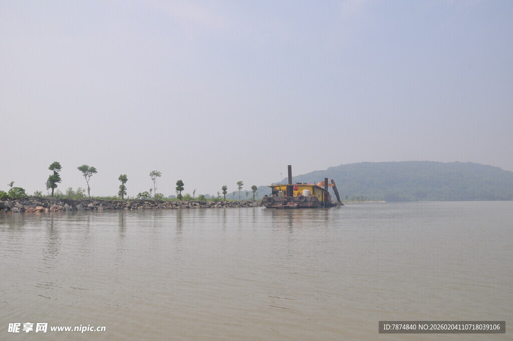湖畔风景 水上设施与绿树