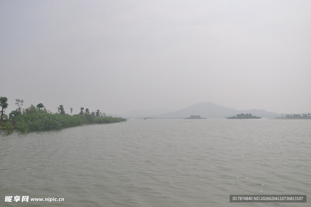 雾霭中的宁静水域风光