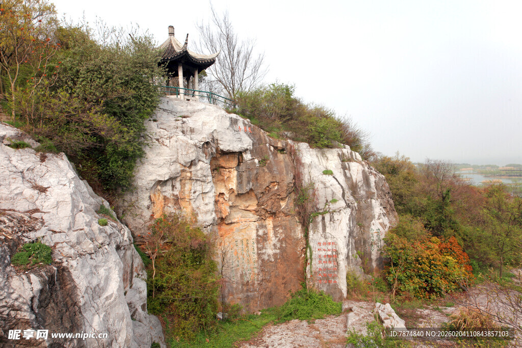 悬崖上的神秘建筑