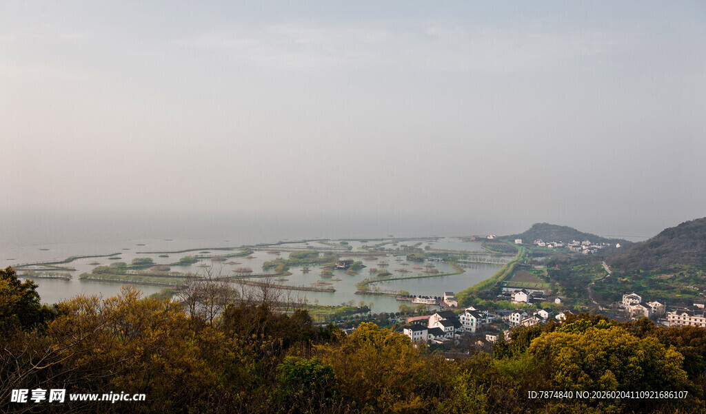 俯瞰山间城镇风光