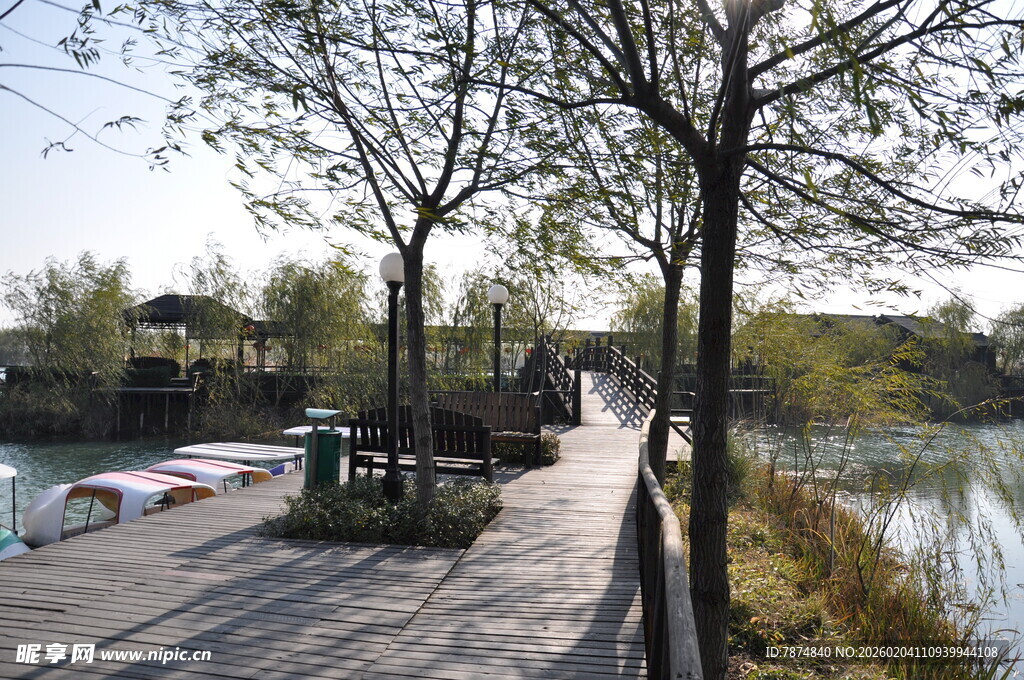 湖畔栈道风景