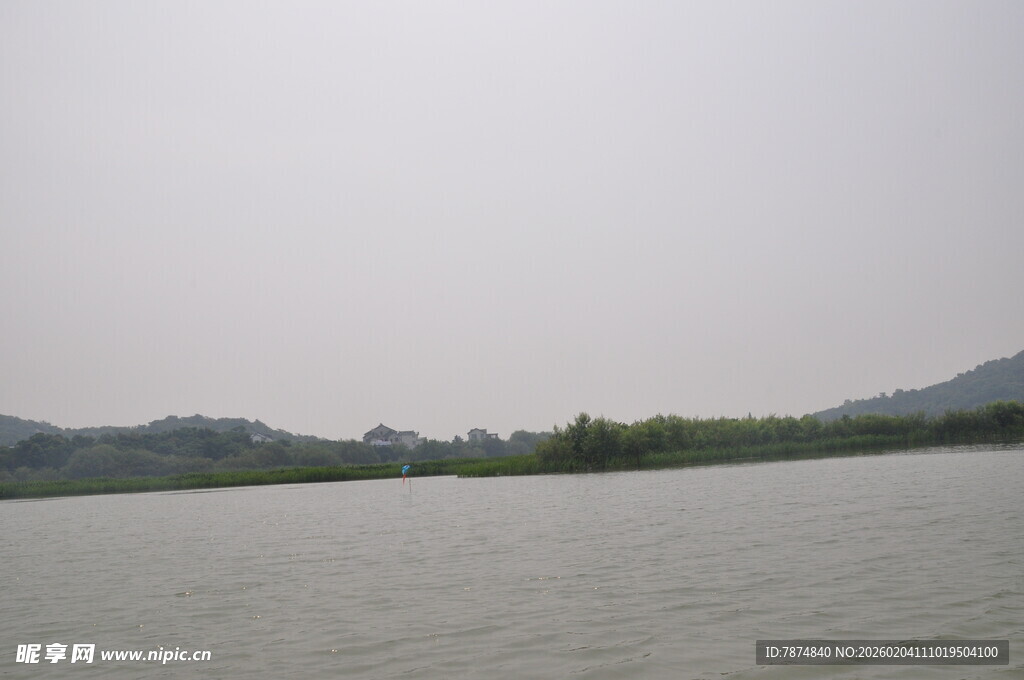 宁静湖水与远处山峦
