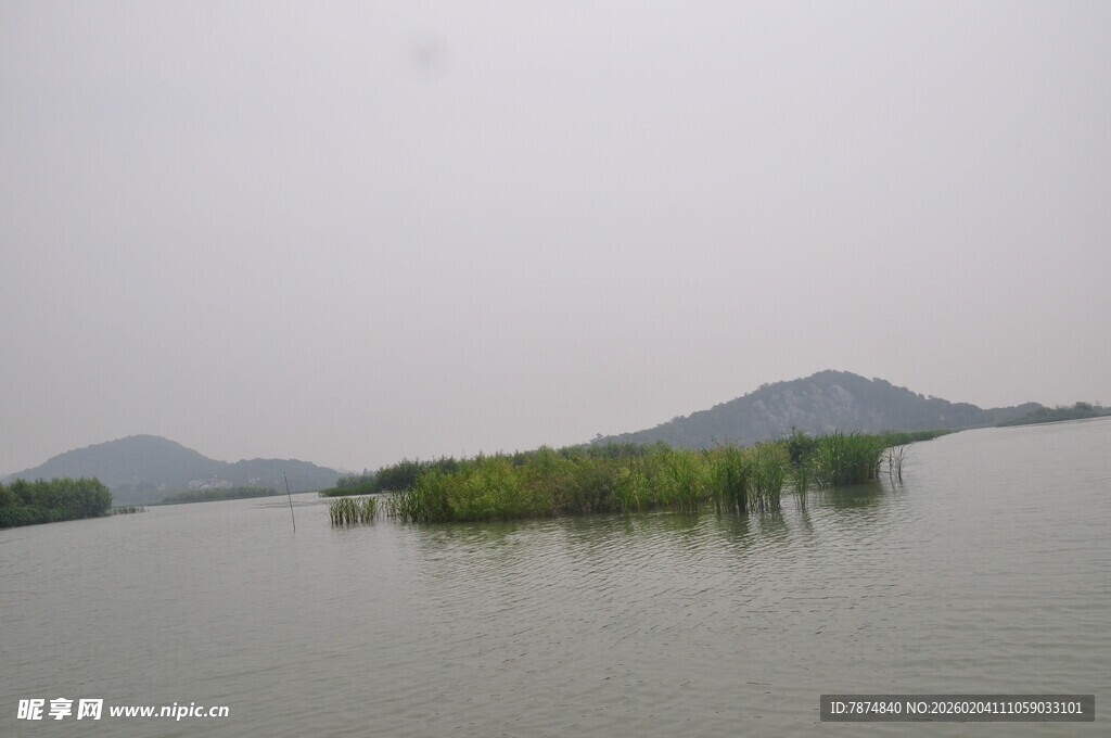 湖中小岛与远山景致