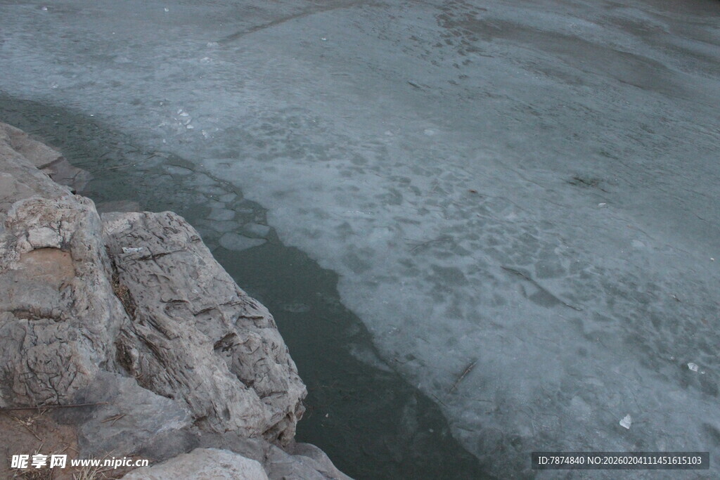 河边岩石与浅滩景象