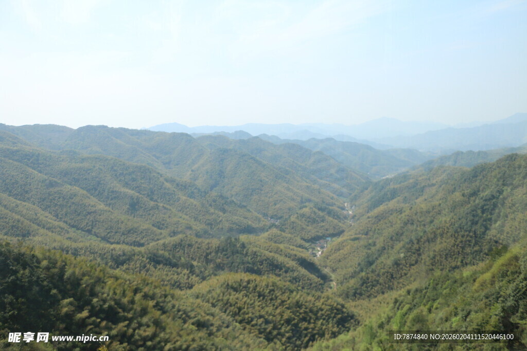 青山连绵的壮阔自然景观