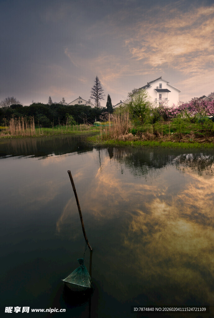 湖畔静谧小船 黄昏好风光