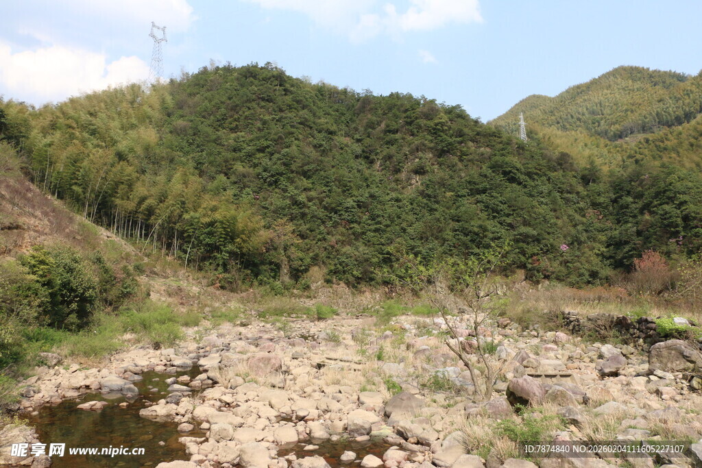 山间荒地 植被与碎石并存