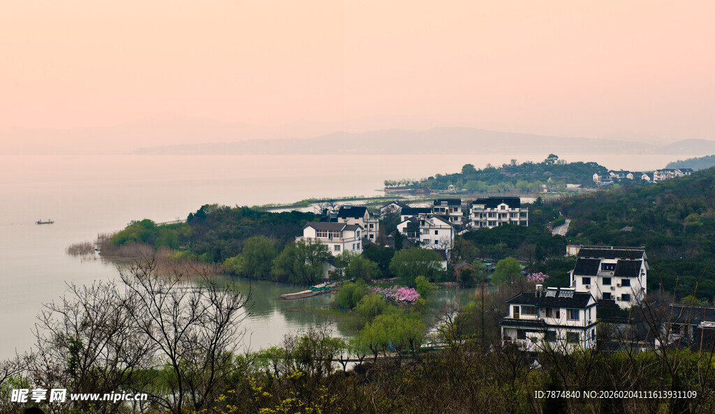黄昏下的美丽海滨风光