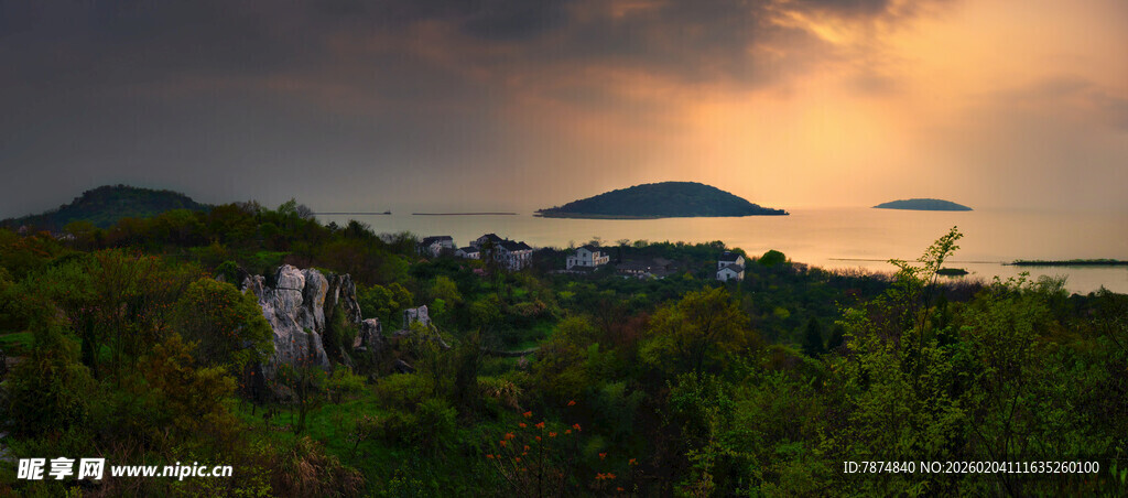 日落时分的山海壮丽景观