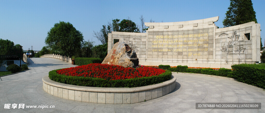 广场上的景观雕塑与花坛