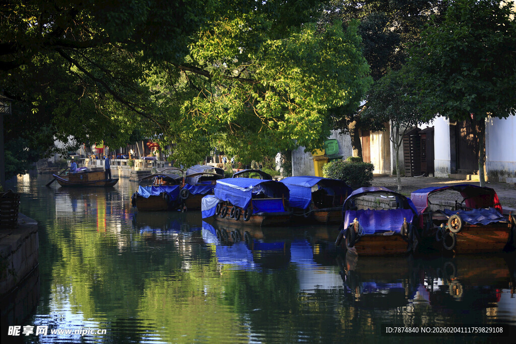 水乡河道停泊的多彩船只