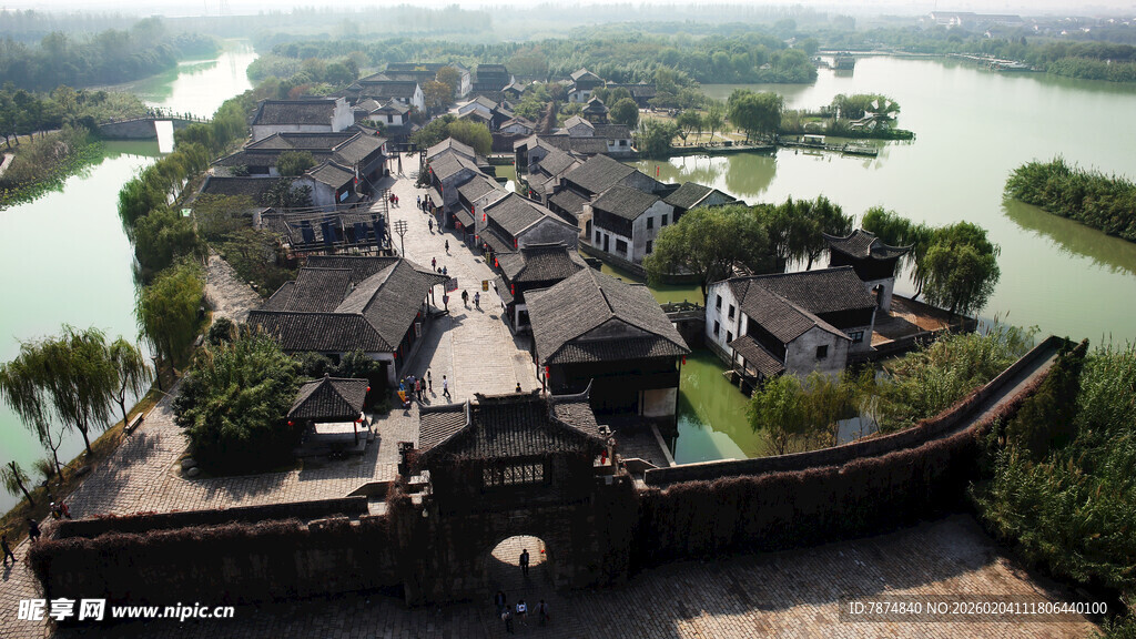 俯瞰古村落与周边水景