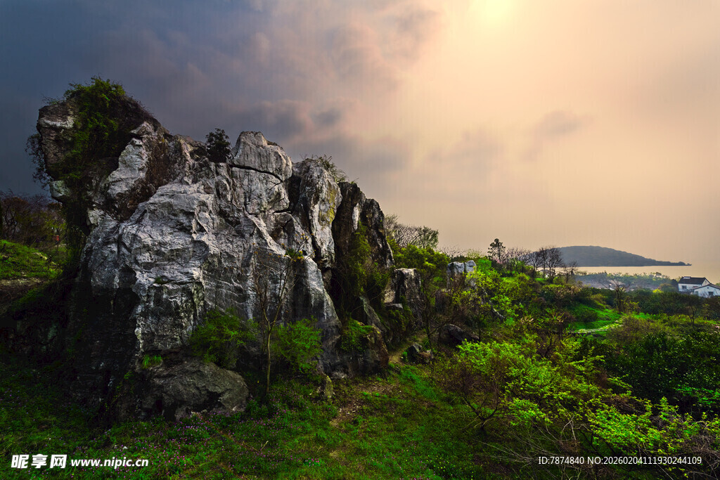 山间奇岩与葱郁植被景观