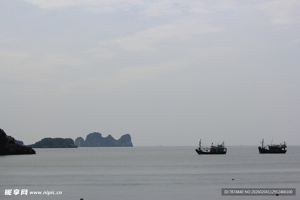 越南海上船只与远处岛屿景观