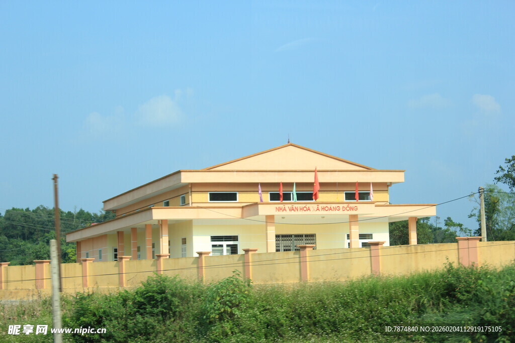 越南两层住宅立于绿意环绕处