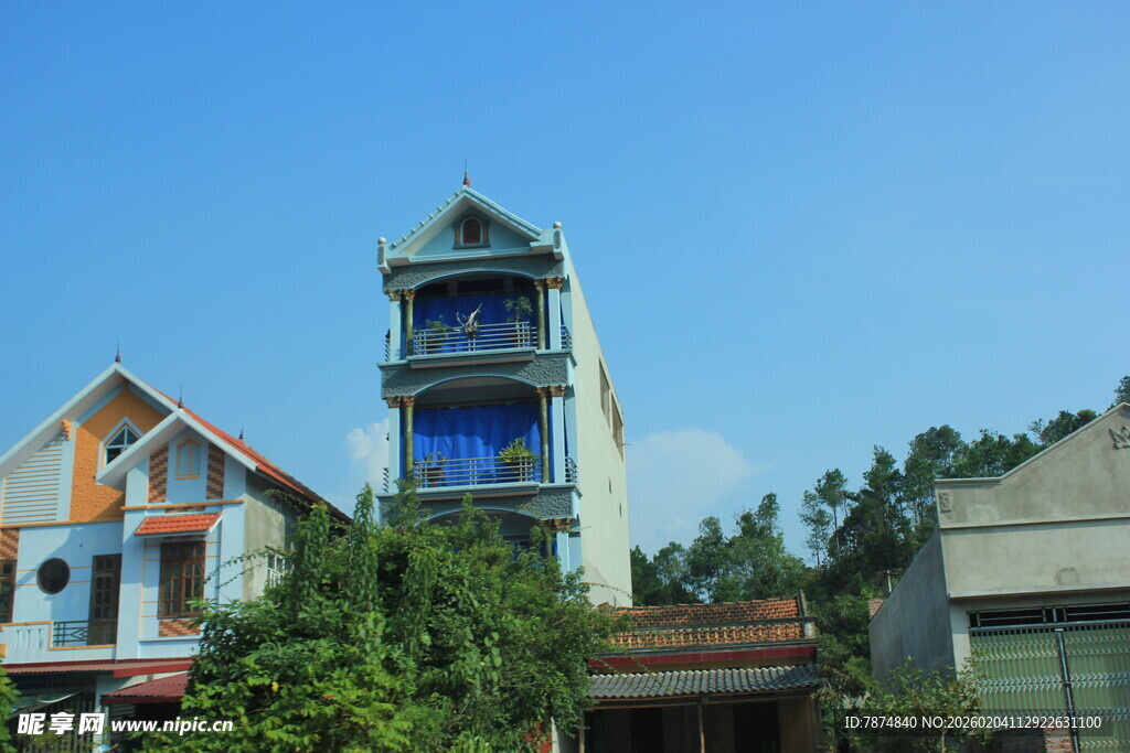 越南多彩民居 蓝天绿树相伴