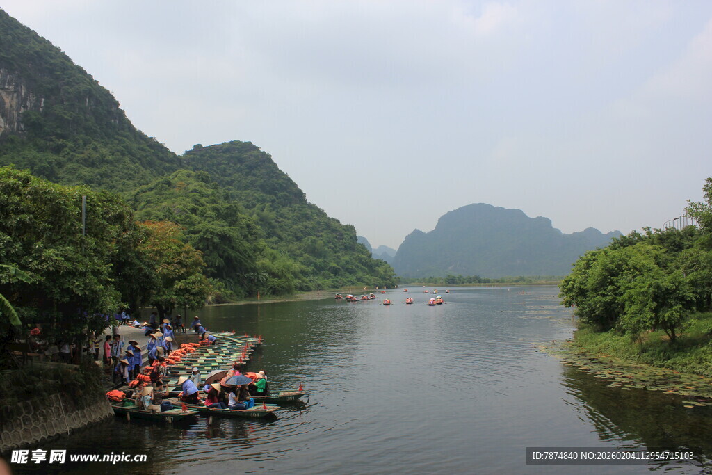 越南山水间的竹筏漂流