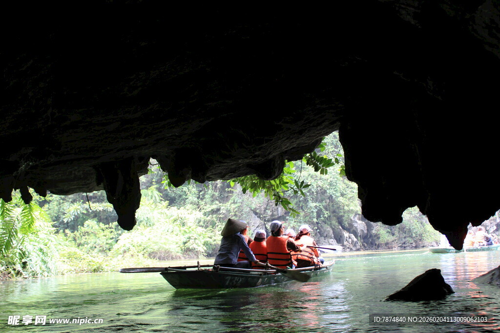 越南洞穴中乘船探险的游客