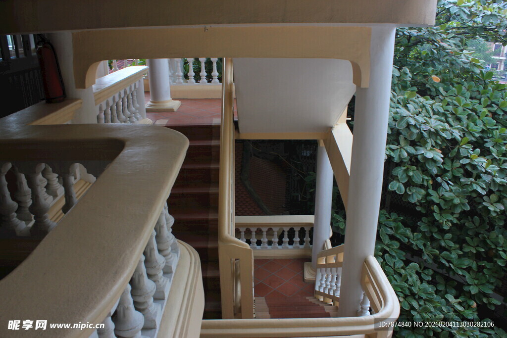 越南木质楼梯连接两层空间