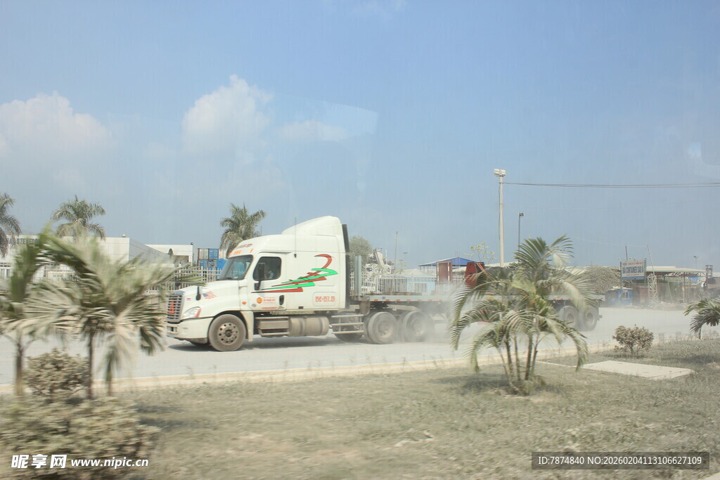 越南道路上行驶的环保垃圾车