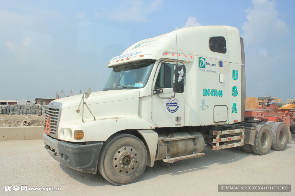 越南老旧白色半挂货运卡车