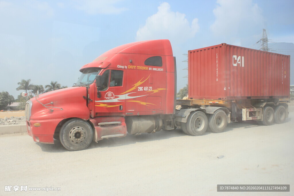 越南红色重型货运卡车在路上