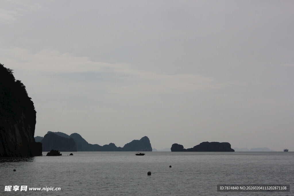越南海上嶙峋岩景